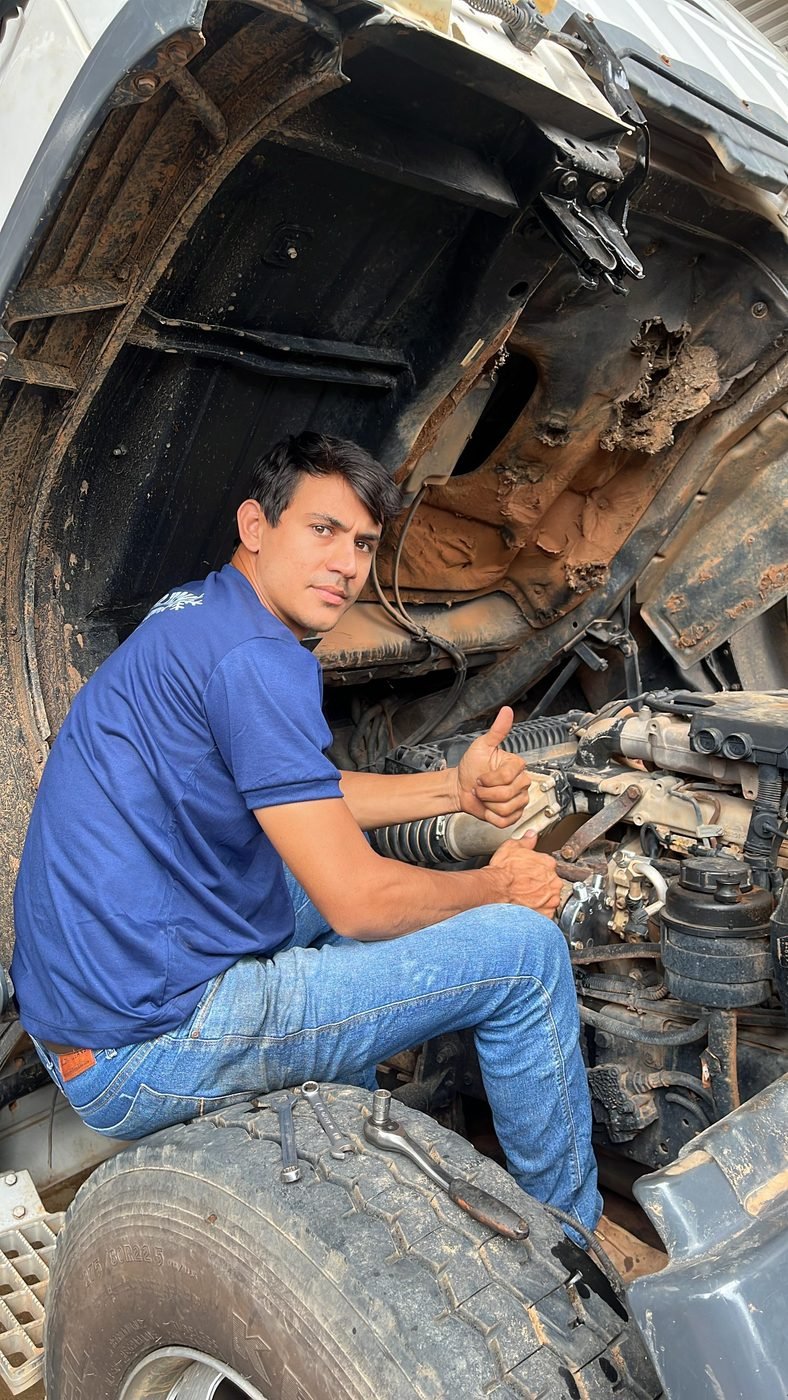 Técnico da JP Tech em atendimento a caminhão, sistema de ar-condicionado automotivo