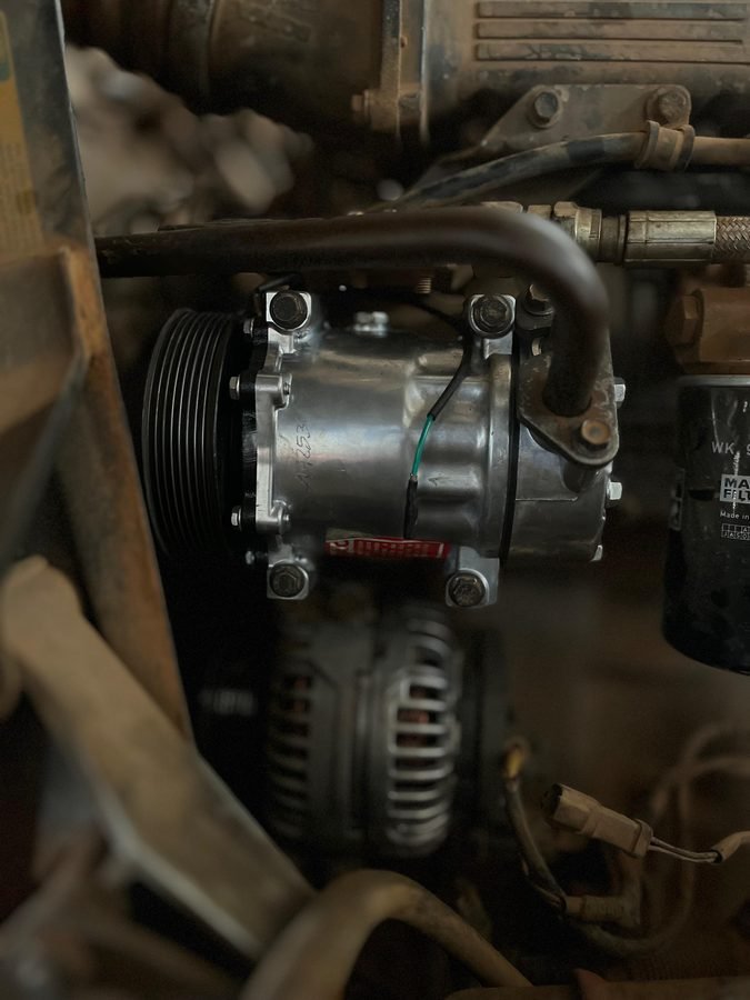 Compressor novo instalado no motor de um veículo